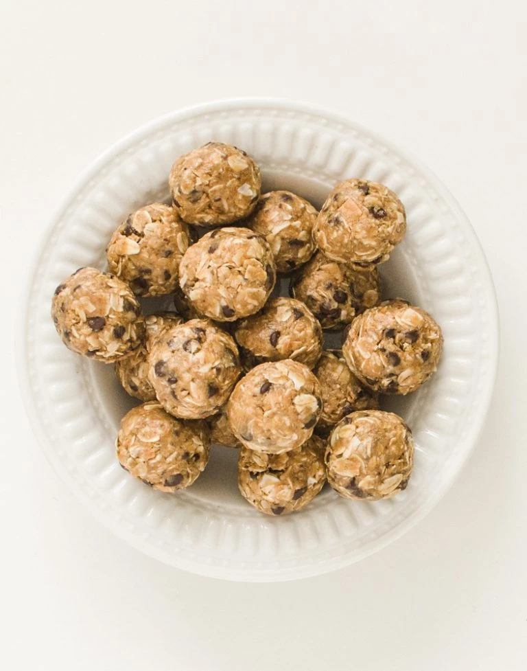 8 Energy Bites to Cure those Mid-Day Cravings