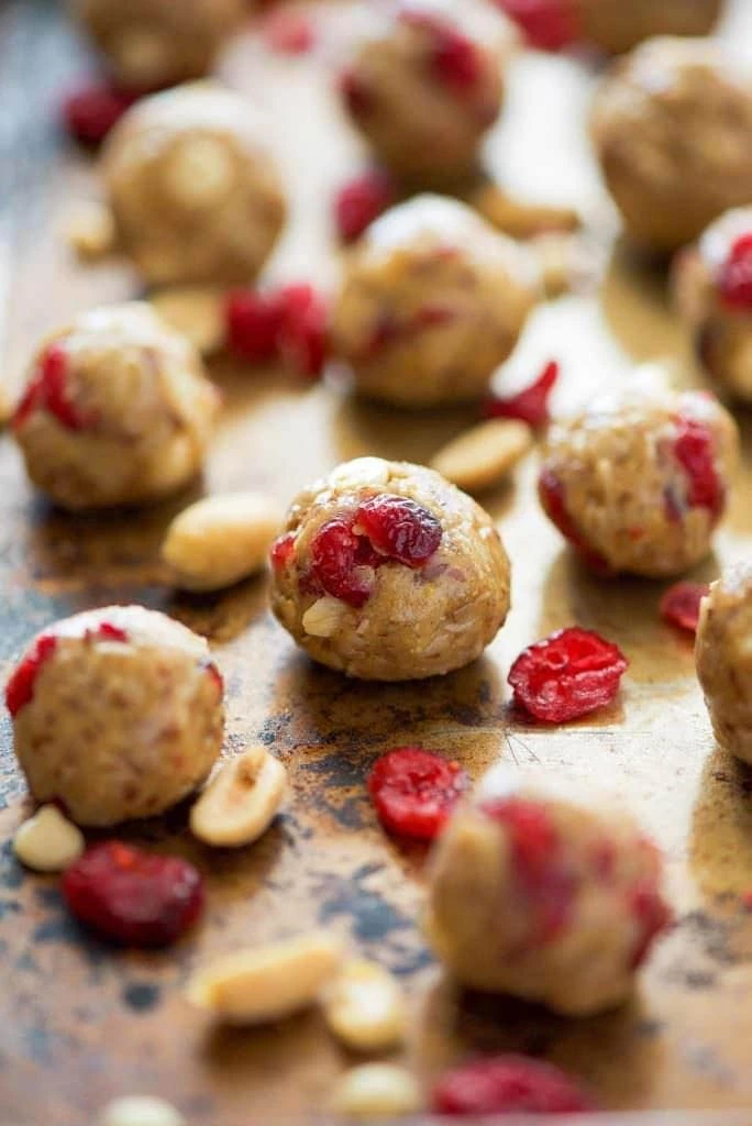 8 Energy Bites to Cure those Mid-Day Cravings