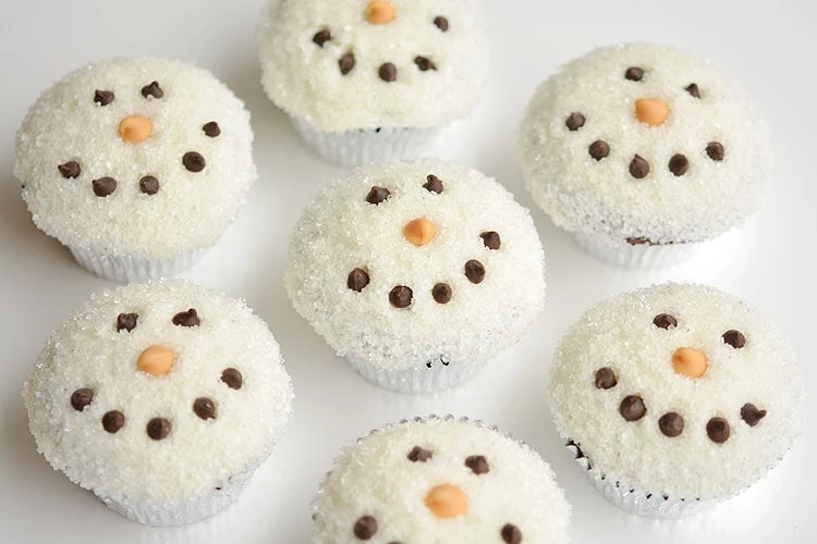 20 Festive Christmas Desserts - Easy Snowman Cupcakes
