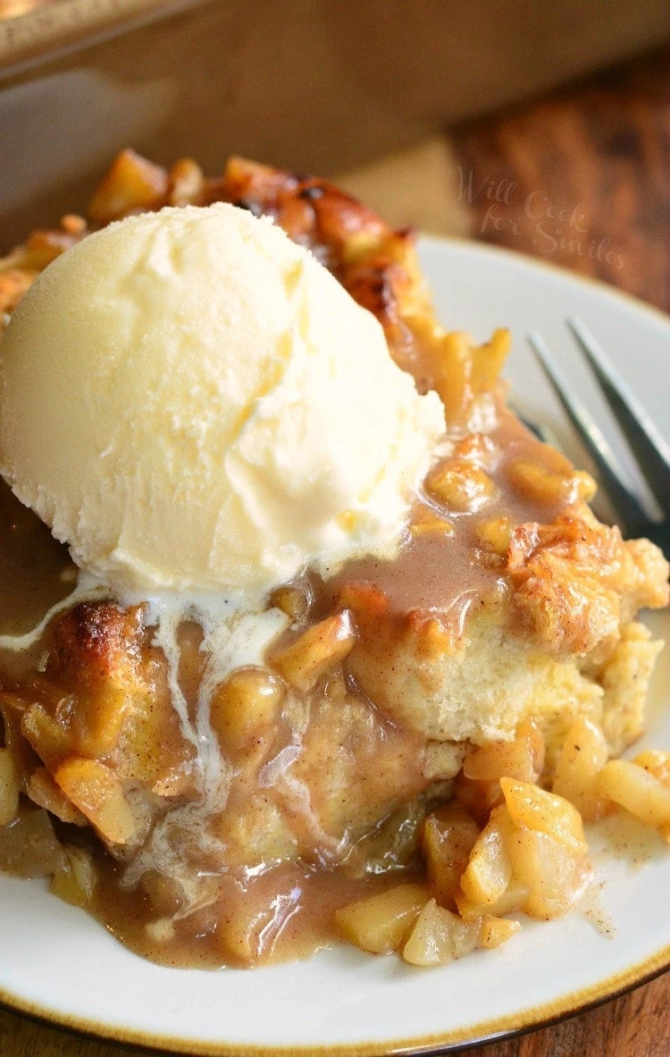 Delicious Thanksgiving Desserts - Apple Pie Bread Pudding