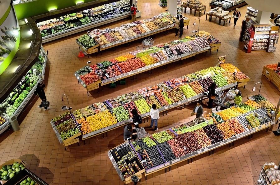 overhead view of the produce section of a grocery store